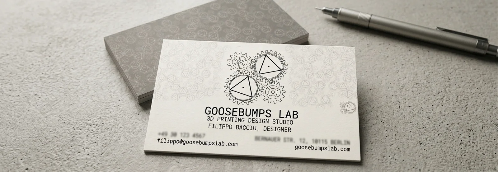 Goosebumps-Lab-Visitenkarten: geprägtes Zahnradmuster, matte Oberfläche