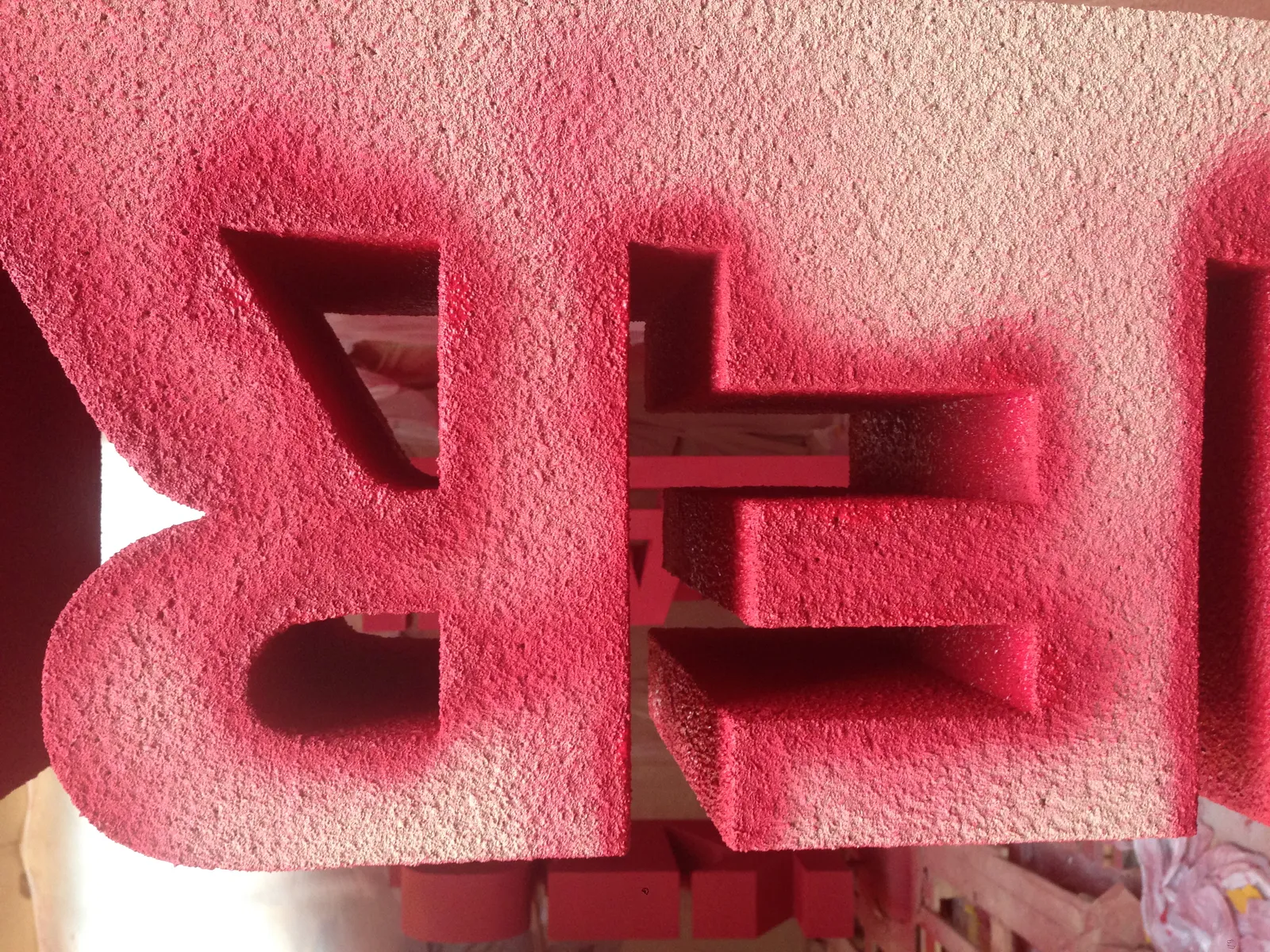 CNC-geschnittene Polystyrol-Buchstaben in der Werkstatt