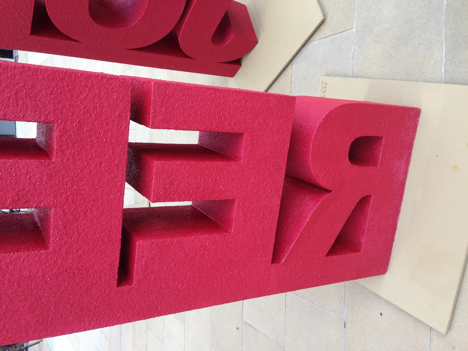 Buchstabenformen beim Schneiden aus Schaum