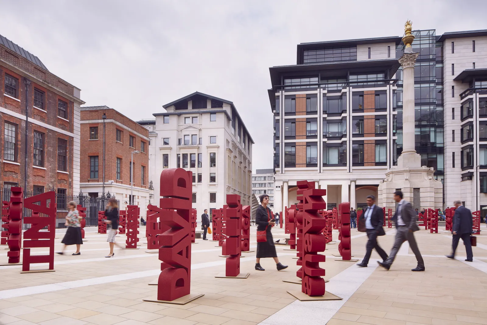 Die Installation füllt den Paternoster Square, St Paul's im Hintergrund