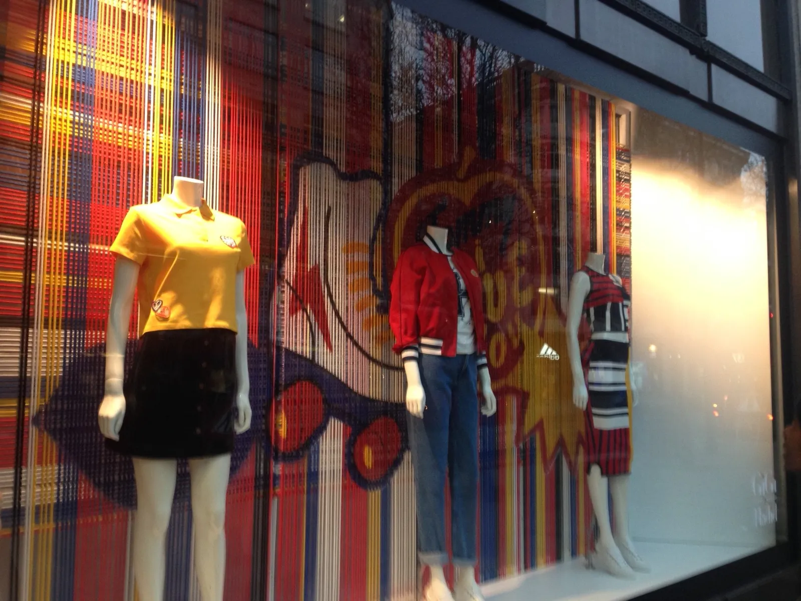 Zweites Schaufenster der Selfridges-Installation